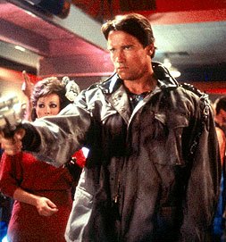 Arnold Schwarzenegger en la primera "Terminator". Su cara fue "injertada" por CGI en "Terminator Salvation"